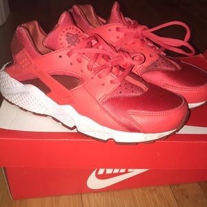 Women’s air huraches run “ Bright crimson”